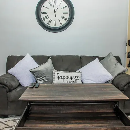 Lovely 2 Bedroom! Close To All In A 4Plex